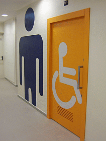 Ingresso dei bagni dei disabili restaurati