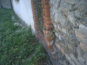 Cornice di finestra rovinata prima della ricostruzione.