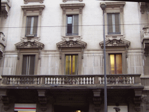 Balconi e cornici delle finestre prima del restauro