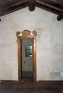 Pavimento di rovere e porta di antica sacrestia recuperata e restaurata