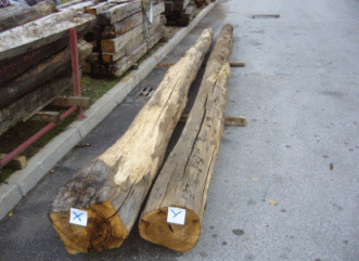 Travi di legno vecchio usate per restauro di tetto