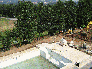 Pavimento di travertino nella piscina costruita in Brianza