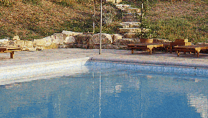 Bordo di pietra di Luserna nella piscina costruita in Emilia