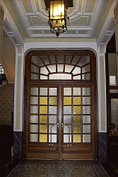 Portone di vetro decorato dell'atrio restaurato